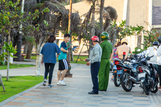 Một người khác đi thể dục, không mang khẩu trang (ảnh chụp tại Bãi Sau)