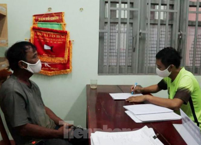 Công an lấy lời khai của Quang (Ảnh: CACC)