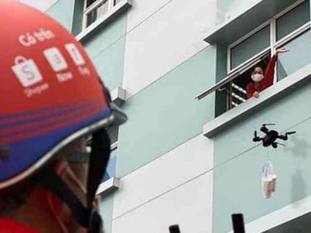 Thị trường - Tiêu dùng - Muôn kiểu giao hàng "cười ra nước mắt" nhưng lại rất cần thiết trong mùa dịch