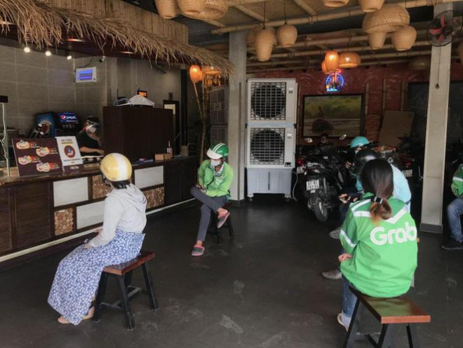 Còn tại quán cơm tấm trên đường Ung Văn Khiêm (Q.Bình Thạnh), các shipper được ngồi vào các hàng ghế để sẵn và cách xa nhau.