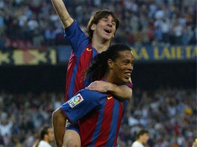 Xavi bật mí Ronaldinho là “anh trai nuôi” Messi, nâng tầm đàn em