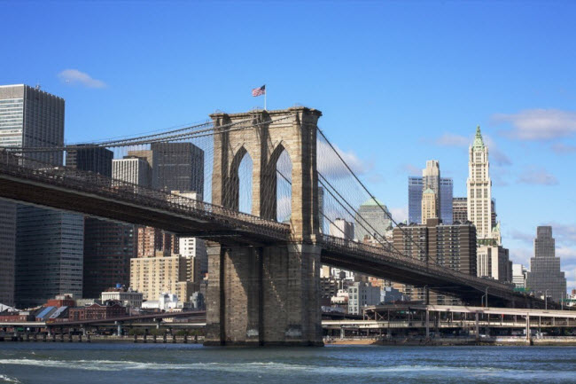 Cầu Brooklyn, Mỹ: Sau khi kỹ sư John Roebling thiết kế cây cầu Brooklyn nổi tiếng, ông đã cho thuê những không gian trống dưới cây cầu để làm hầm chứa rượu trong thời gian từ cuối thế kỷ 19 đến đầu thế kỷ 20. Ngày nay, các hầm rượu này gần như bỏ không và chỉ ít người được đặt chân tới nơi này.
