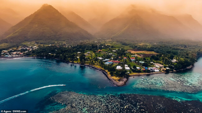 Khung cảnh bình minh tuyệt đẹp trên đảo Teahup'o' tại quần đảo Polynesia thuộc Pháp.
