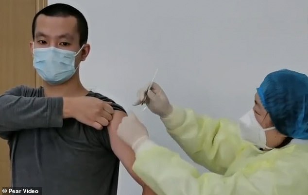 Một tình nguyện viên thử vaccine Covid-19 ở Trung Quốc. Ảnh: Pear Video