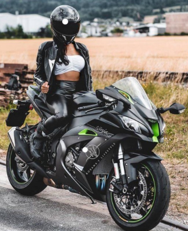Chế ngự trên mô tô của Kawasaki.