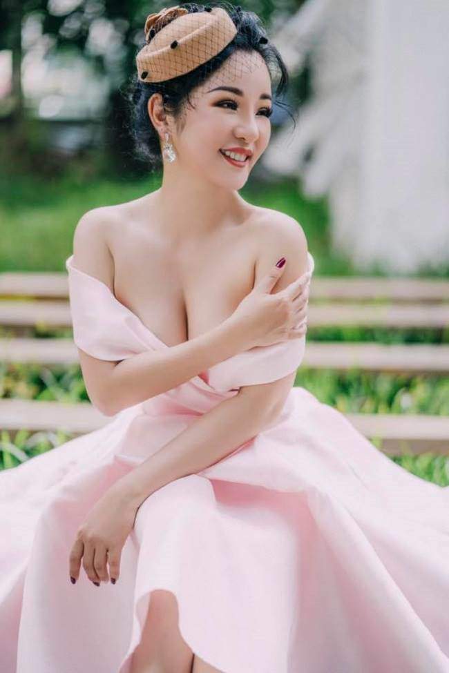 Hết mặc o ép, Phạm Quỳnh Anh nhập hội chị em mê "váy tụt", phải nâng đỡ - 3