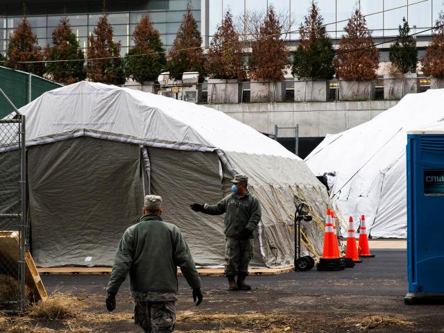 Tin tức trong ngày - Dịch Covid-19 sáng 5/4: Số ca tử vong tăng kỷ lục, Anh lấy công viên dựng nhà xác