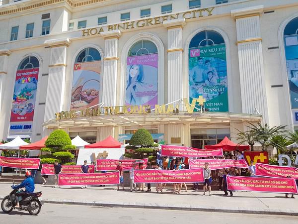 Trước đó, cư dân chung cư Hòa Bình Green City 505 Minh Khai đội nắng 40 độ C căng băng rôn yêu cầu chủ đầu tư trả sổ hồng, công khai, minh bạch quỹ bảo trì... Ảnh: Ninh Phan.