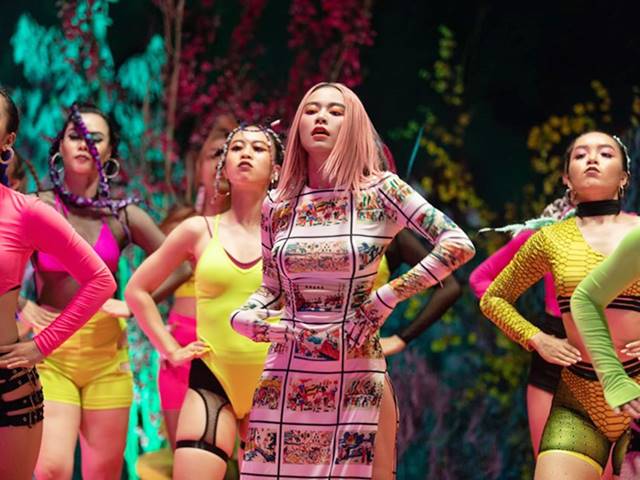 Có phải Hoàng Thùy Linh mặc áo dài không quần trong MV mới ra mắt?