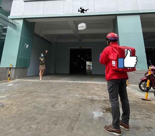Chàng shipper dùng flycam giao hàng cho khách, giữ khoảng cách an toàn và tránh tiếp xúc gần.