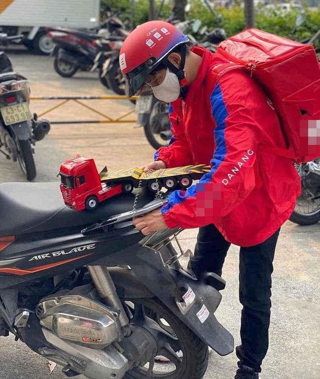 Ngoài việc nhận hàng, chàng shipper này còn buộc sẵn chiếc ô tô điều khiển từ xa đằng sau để giao hàng cho khách.