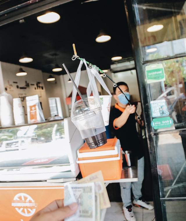 Một vài cơ sở kinh doanh còn tối ưu sự an toàn cho khách hàng và shipper bằng những biện pháp nghiêm ngặt.