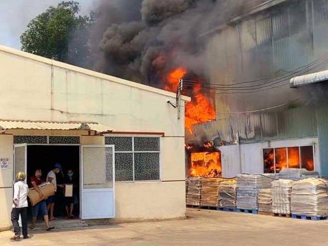 Cháy dữ dội tại công ty sản xuất đồ gốm, nhiều người ôm đồ chạy khỏi ”biển lửa”