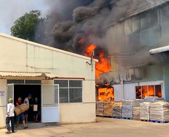 Một số người ôm đồ chạy khỏi đám cháy