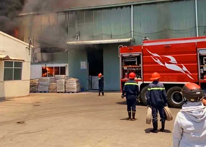 Lực lượng cứu hỏa tích cực chữa cháy