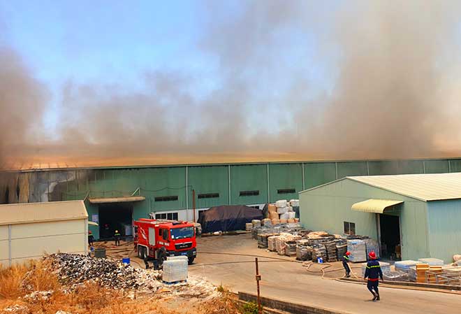 Cháy dữ dội tại công ty sản xuất đồ gốm, nhiều người ôm đồ chạy khỏi "biển lửa" - 2