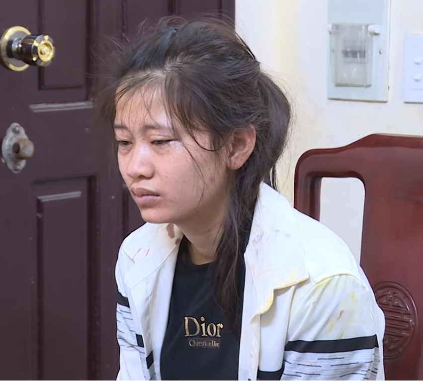 Vi Thị Dung tại trụ sở công an.