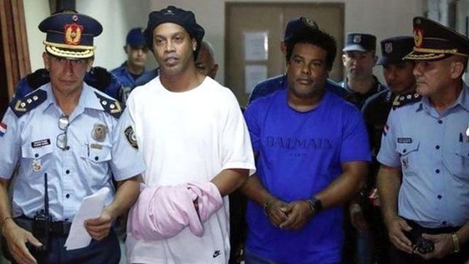 Anh em nhà Ronaldinho đang phải ngồi tù