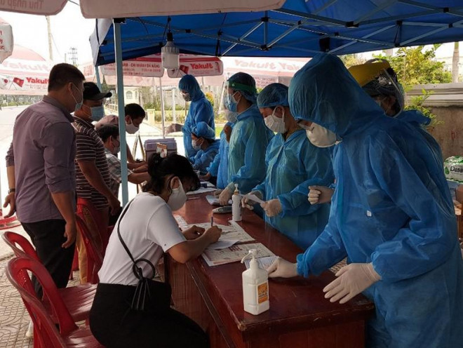 Khai báo y tế bắt buộc đối với mọi người vào Đà Nẵng tại các cửa ngõ TP.&nbsp; Ảnh: Tấn Việt