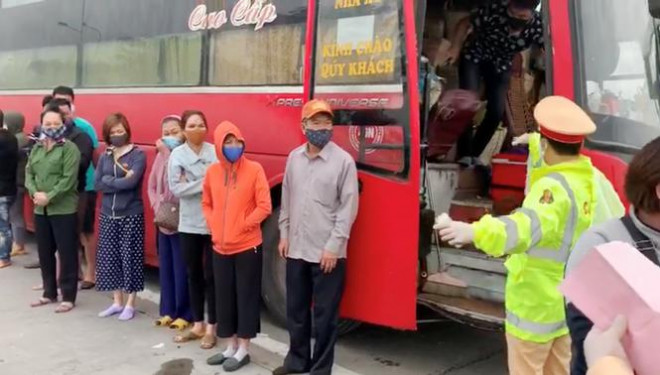 Không xử phạt, không lấy thông tin hành khách theo quy định để phòng chống dịch, nhưng Đội CSGT số 8 Hà Nội vẫn cho "xe dù" 98B-027.63 được tiếp tục lưu thông.