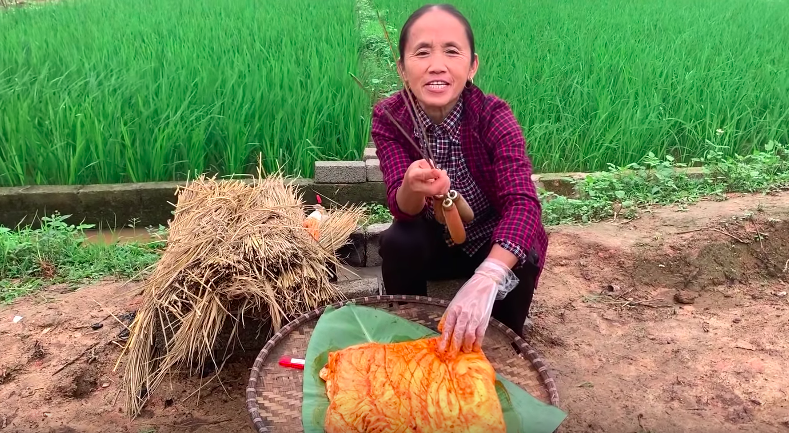 Bà Tân Vlog quay clip thực hiện món ăn "siêu to khổng lồ" ngoài đồng ruộng.