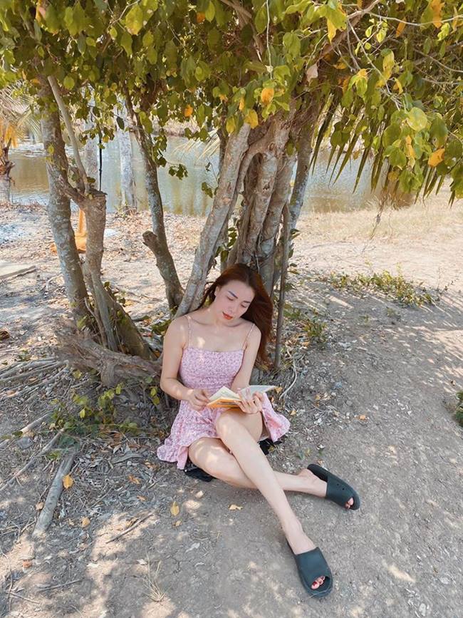 Sở hữu body săn chắc, nàng á hậu sở hữu gần 10.000m đất ở Lâm Đồng khá mê những chiếc váy siêu ngắn.&nbsp;