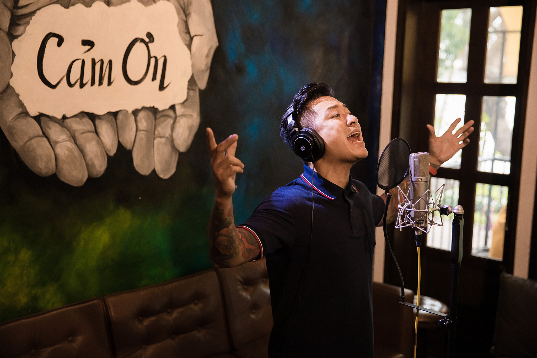 Tuấn Hưng thể hiện bài hát "Việt Nam ơi! Cùng nhau đồng lòng" tại quán cà phê của gia đình