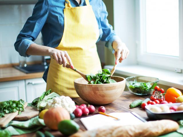 Ẩm thực - Làm gì để cân bằng ăn uống khi phải cách ly tại nhà trong mùa dịch?