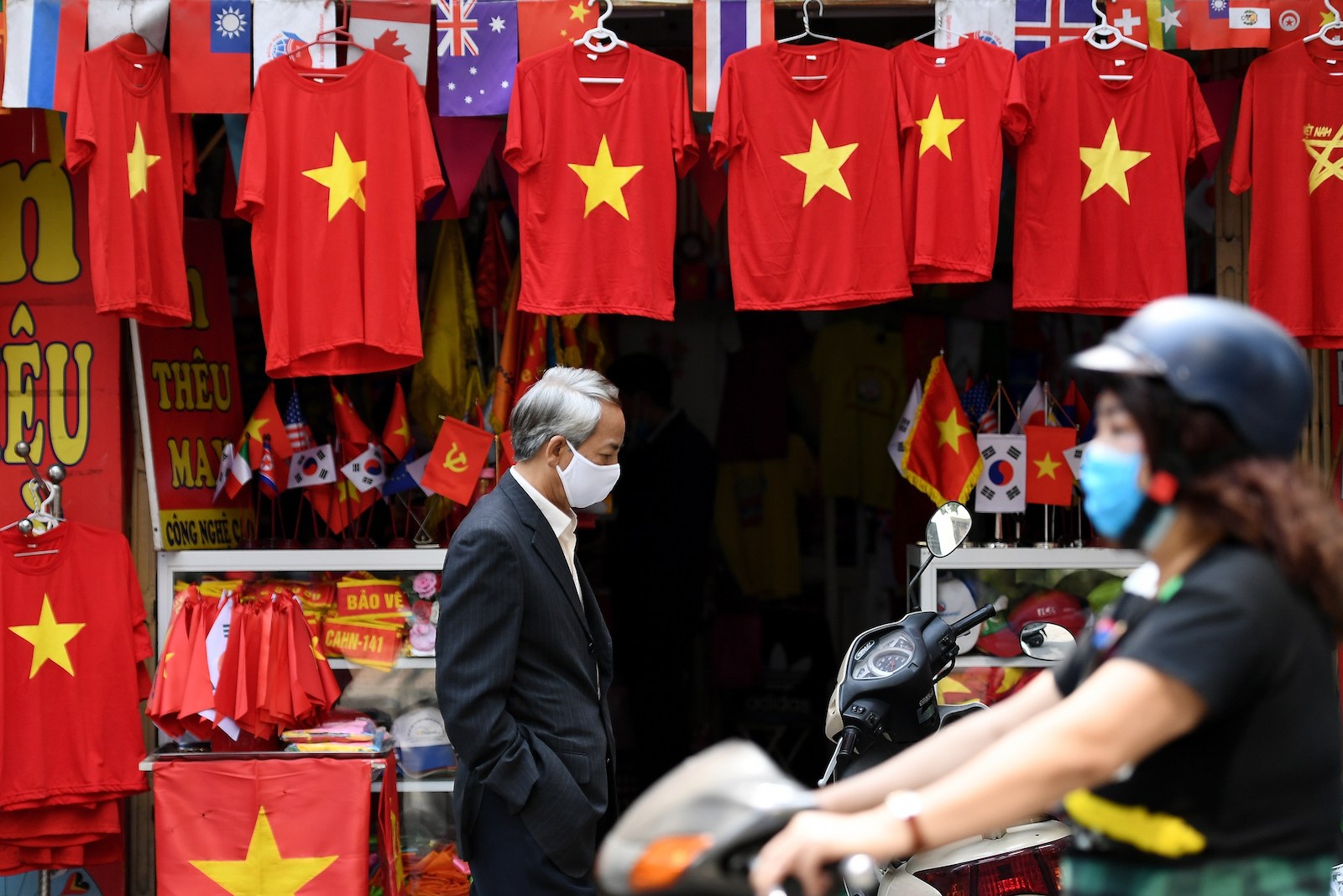 Một cụ già đeo khẩu trang trong dịch Covid-19 tại Việt Nam (ảnh: Reuters)