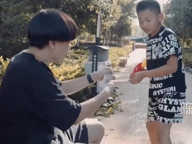 Video Clip Cười - Dùng tiền dụ dỗ trẻ con, thanh niên tự mang họa vào thân