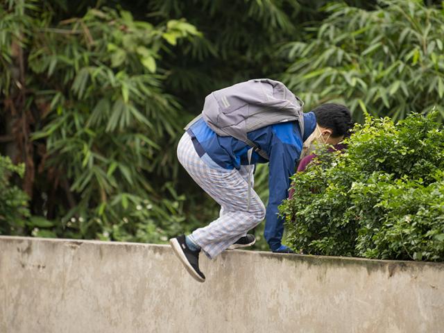 Tin tức trong ngày - Công viên đóng cửa, người dân vượt rào vào tập thể dục