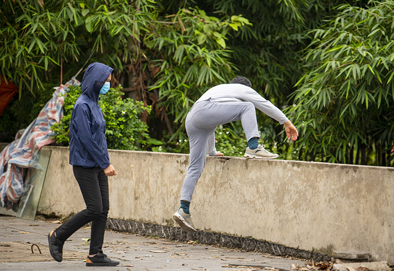 Công viên đóng cửa, người dân vượt rào vào tập thể dục - 6