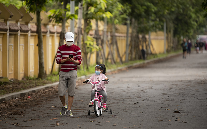 Chia sẻ với phóng viên, một người dân cho rằng:&nbsp;"Cả ngày chúng tôi ở trong nhà, nên buổi chiều tranh thủ chạy thể dục một lúc để nâng cao sức khỏe và có lẽ&nbsp;đây là thói quen khó có thể bỏ được".
