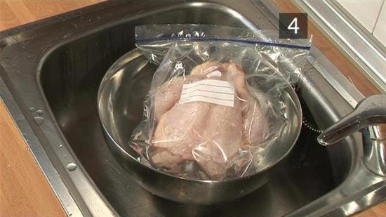 Thịt gà trữ đông trong tủ lạnh nhưng sẽ tươi ngon như vừa mới mua về chỉ cần bí quyết này khi chế biến - 2