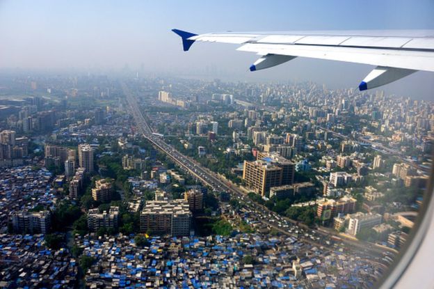 Thành phố Mumbai với khu ổ chuột Dharavi là nơi có mật độ dân cư khá dày ở Ấn Độ.