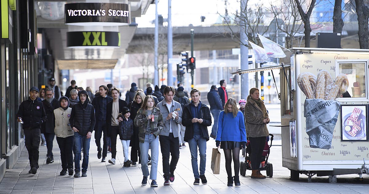 Đường phố đông đúc tại Thụy Điển, rất ít người đeo khẩu trang (ảnh: Daily Mail)
