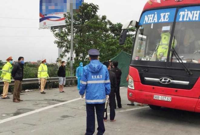 Xe khách BKS 98B-027.63 bị tổ công tác liên ngành kiểm tra tại chốt Pháp Vân-Cầu Giẽ sáng qua (5/4).