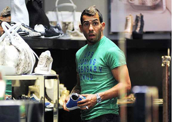 Tevez khẳng định cầu thủ tại Anh có thể sống thoải mái 6 tháng không cần lương