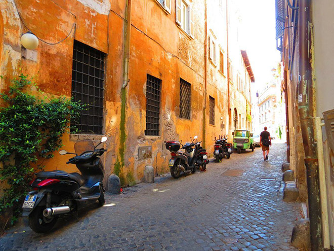 Xe máy trên một con phố vắng vẻ do lệnh cấm đi lại ở thủ đô Roma, Italia