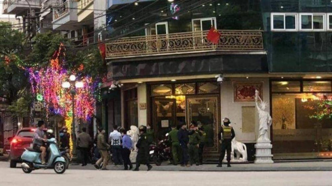 Lực lượng chức năng tỉnh Thái Bình khám xét nhà bà Dương vào ngày 7/4