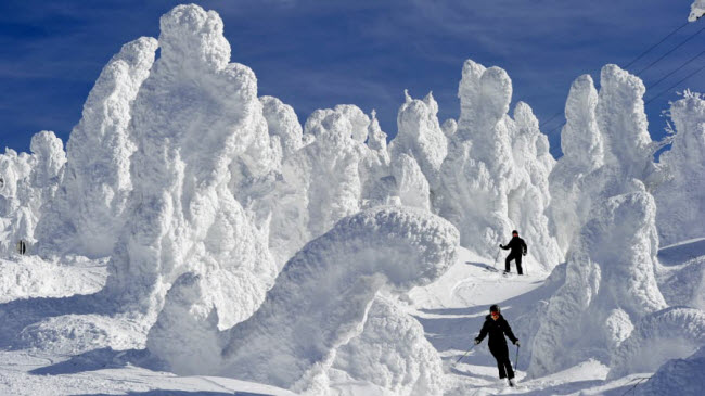Quái vật tuyết , núi Zao, Nhật Bản: Nằm trên vùng núi cao ở vùng Tohoku, những cấu trúc tuyết giống quái vật này có thể được tiếp cận qua hệ thống cáp treo.
