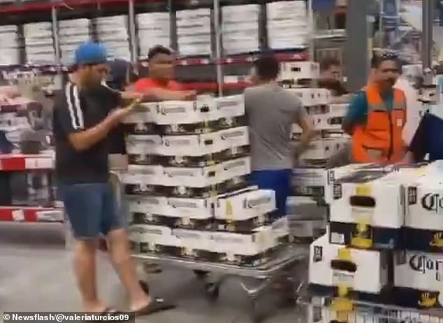 Người dân đổ xô mua bia Corona ở Mexico.