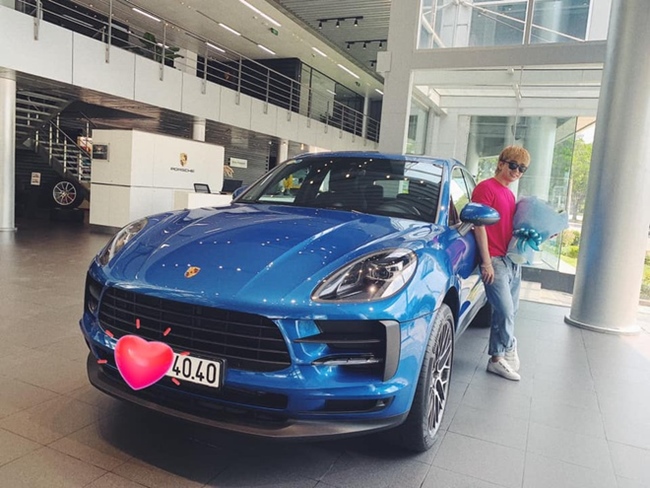 Cuối tháng 9.2019, Chi Dân tậu chiếc SUV thể thao Porsche Macan 2019 màu xanh lam Miami Blue, có giá hơn 3 tỷ đồng. Đây là mẫu Porsche Macan thế hệ mới nhất, vừa ra mắt tại Việt Nam hồi tháng 7. 2019.