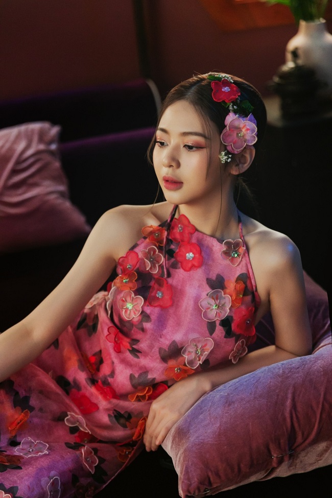 Trong chương trình "I Can See Your Voice" tại Hàn Quốc (2016), giọng ca 27 tuổi khiến các nghệ sĩ Kpop ngạc nhiên vì không chỉ xinh đẹp mà còn hát hay.