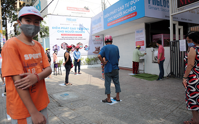 Xuất hiện “ATM gạo” hoạt động 24/24 phát miễn phí cho người nghèo ở Sài Gòn - 4