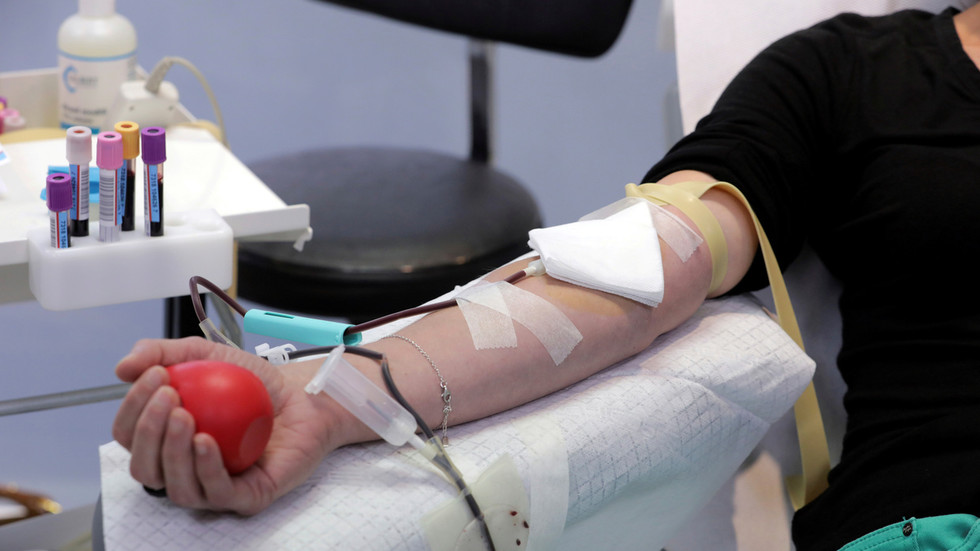 Khó khăn nhất của phương pháp điều trị huyết tương là tìm được người hiến phù hợp. Ảnh: Reuters