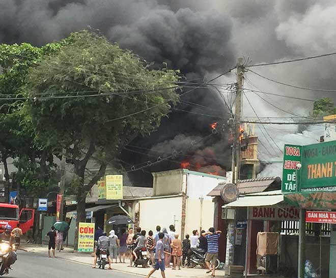 Khói lửa bùng lên dữ dội nhưng nhiều người vẫn bất chấp đứng gần để quan sát