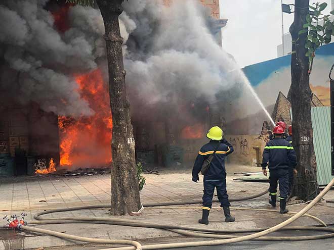 Lực lượng chữa cháy có mặt triển khai dập lửa