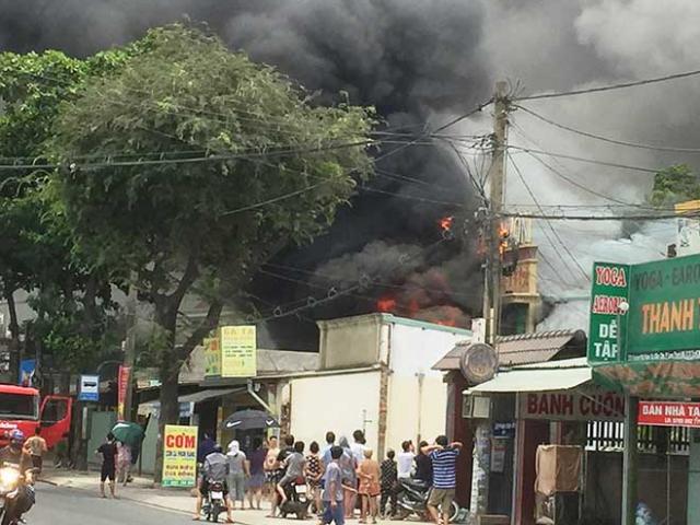 Tin tức trong ngày - “Biển lửa” bao trùm quán karaoke, người hiếu kỳ xông vào để… livestream!