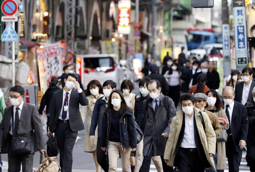 Người dân đeo khẩu trang khi ra đường ở quận&nbsp;Shimbashi, Tokyo hôm 6.4.